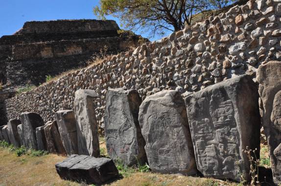 Os 'danzantes', os painéis mais famosos de Monte Albán, ao lado de Oaxaca, no México